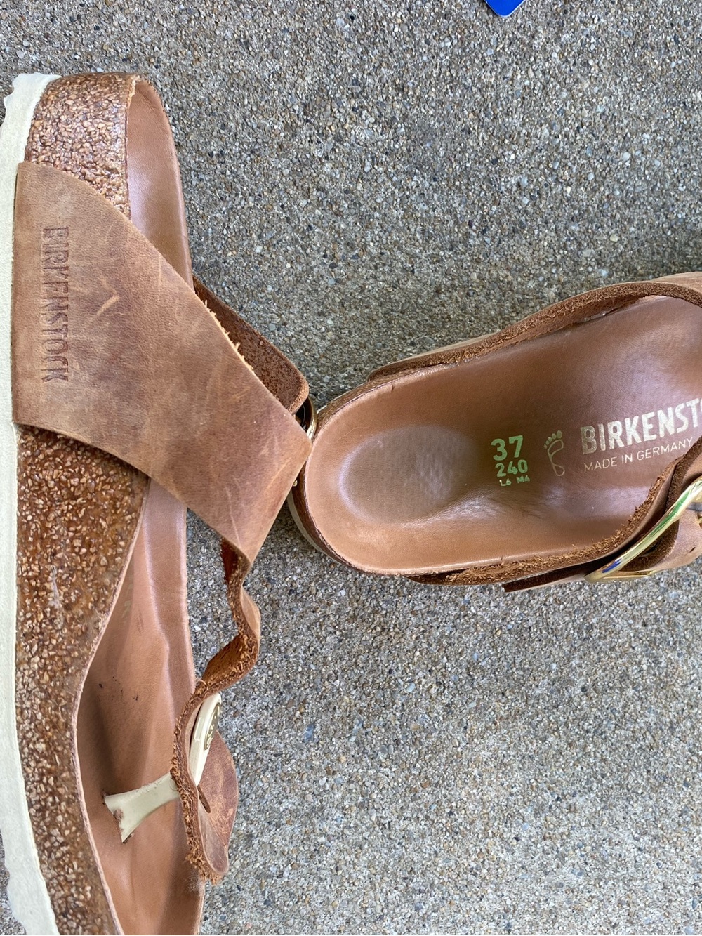Birkenstock Almond Leather Gizeh Big Buckle Sandals Gold Accents - Picture 4 of 5